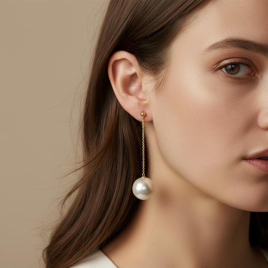 Cose E Bijoux Bigbang gold plated 925 silver drop earring with a dangling pearl on a delicate chain on a model