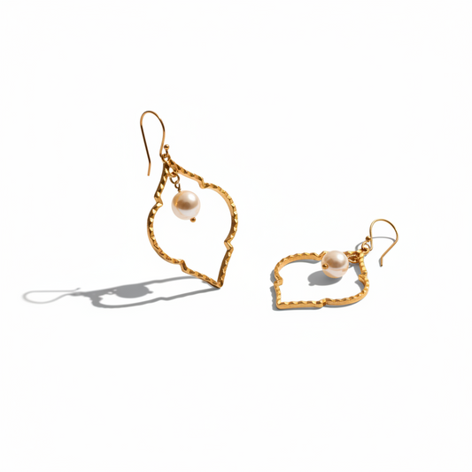 Cose E Bijoux Dalila earrings featuring gold-plated 925 silver, hammered oriental shapes, and white Mallorca pearls.
