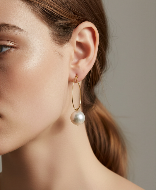 Cose E Bijoux Luisa gold brass oval hoop earrings with large white Mallorca pearl worn by a model