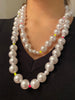 Collana di perle bianche di tre misure diverse e perline nei colori fluo fuxia , giallo e verde.